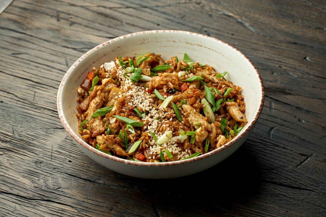 Wok de arroz integral, pollo y vegetales - Receta